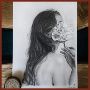 rysunek kobiety z kwiatem narysowanej odręcznie ze zdjęcia. Ręcznie rysowany portret na zamówienie – idealny prezent na ślub, dla przyjaciółki, mamy lub rodziców. Pamiątka z wesela, portret z kilku zdjęć lub renowacja starych zdjęć